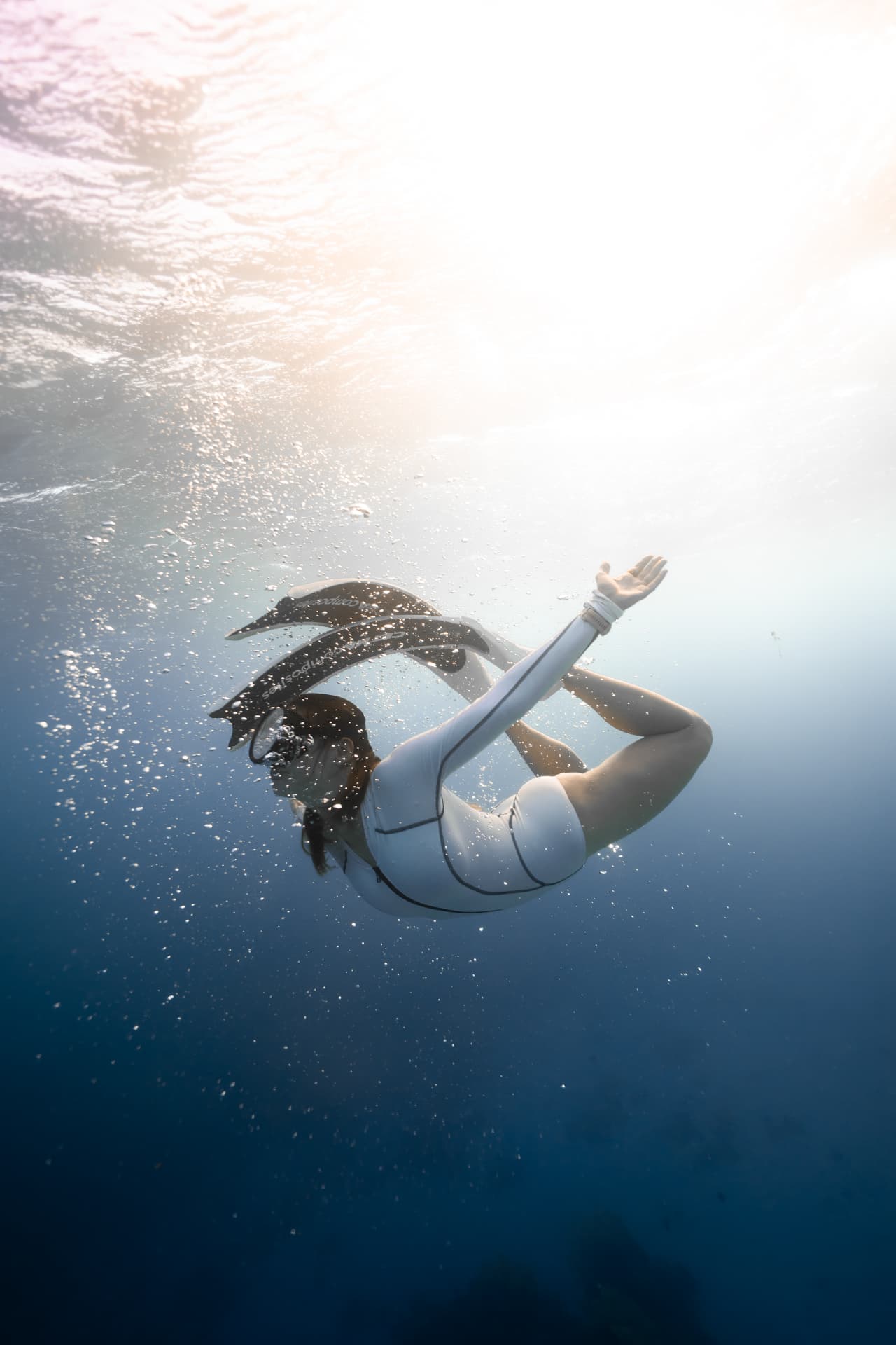 Claudia duikt onder water tijdens het freediven